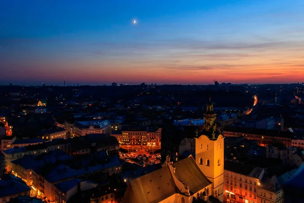 ウクライナのリヴィウにあるラテン大聖堂とRynok広場の照明付きの空中夜景 リヴィウ市役所からの眺め — ストック写真