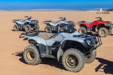 Mısır 'daki Arap çölünde safari gezileri için ATV motorsikletleri.