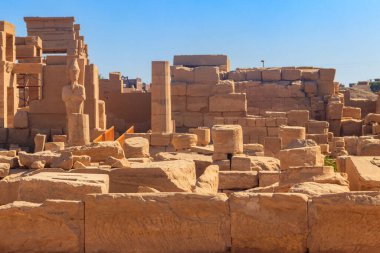 Karnak Tapınağı Kompleksi, yaygın olarak Karnak olarak bilinen, Luxor, Mısır 'daki çürümüş tapınaklar, şapeller, sütunlar ve diğer binaların geniş bir karışımından oluşur.