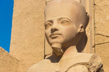 Mısır 'ın Luxor kentindeki Karnak Tapınak Kompleksindeki Firavun heykeli