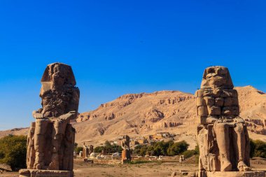 Memnon 'lu Colossi, Mısır' ın Luxor şehrinde firavun Amenhotep III 'ün iki büyük taş heykeli.