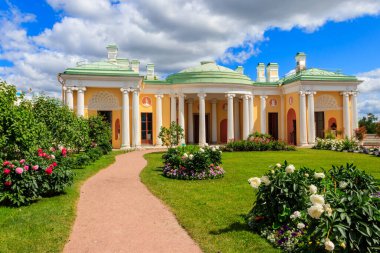 Rusya 'nın Puşkin kentindeki Tsarskoye Selo' da Catherine Park 'taki Agate odalarıyla soğuk banyo pavyonu.
