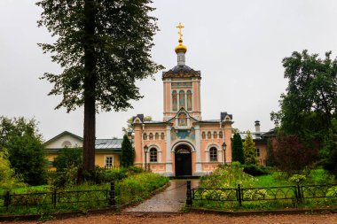 St. John Baptist Optina Manastırı Kilisesi. Optina Pustyn (tam anlamıyla Opta 'nın inzivası) Rusya' nın Kozelsk kenti yakınlarında bulunan bir Doğu Ortodoks manastırı.