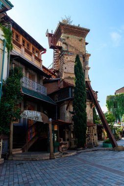 Tiflis, Georgia 'daki Rezo Gabriadze kulesinin Düşen Saat Kulesi