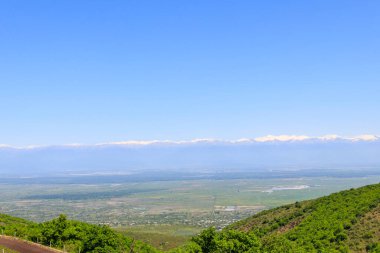Alazani vadisinde ve Kafkasya Sighnaghi,: Kakheti, Georgia dağlardan görüntülemek