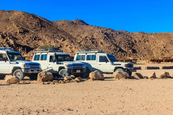 Coches Todoterreno Todoterreno Pueblo Beduino Desierto Árabe Cerca Hurghada Egipto —  Fotos de Stock