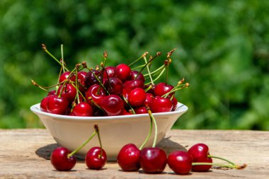 Rustik ahşap masa açık taze kiraz ile kase