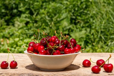 Rustik ahşap masa açık taze kiraz ile kase