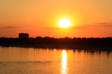 Kremenchug, Ukrayna 'daki Dinyeper Nehri üzerinde turuncu gün batımı