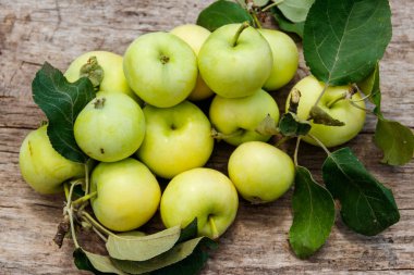 Rustik ahşap masa üzerinde taze olgun elma. Üstte görüntü