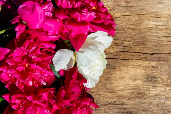 Hermosas Flores Peonía Sobre Fondo Rústico Madera Vista Superior Espacio — Foto de Stock