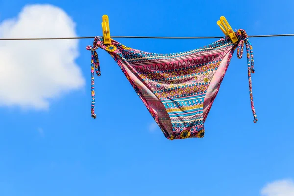 Traje Baño Femenino Secado Colgado Una Cuerda Contra Cielo Azul — Foto de Stock