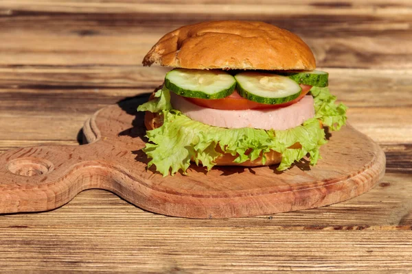 Świeże Pyszne Domowe Hamburgery Drewnianym Stole — Zdjęcie stockowe