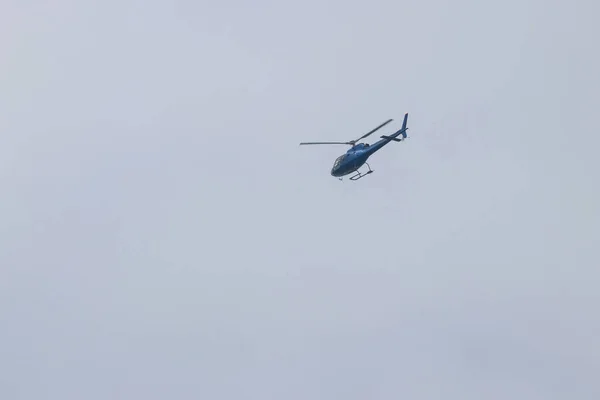 Helikopter Vliegt Blauwe Lucht — Stockfoto