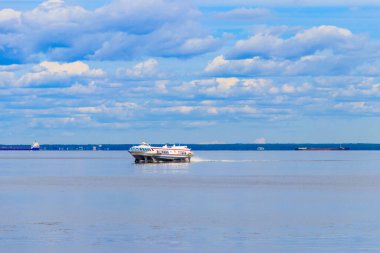 Rusya, St. Petersburg yakınlarındaki Finlandiya Körfezi 'nde yüzen hidrofolyo tekneleri.