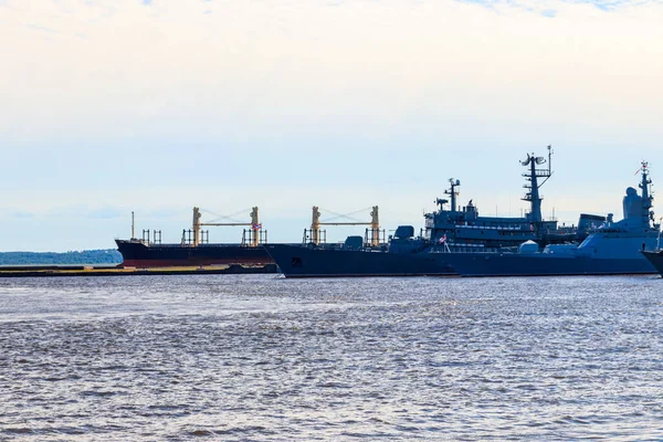 俄罗斯海军在克伦施塔特湾的军舰 — 图库照片