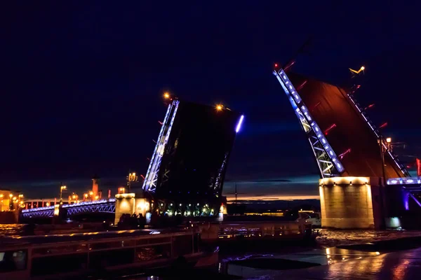 皇宫吊桥通车从俄罗斯圣彼得堡涅瓦河看王宫桥的夜景 — 图库照片