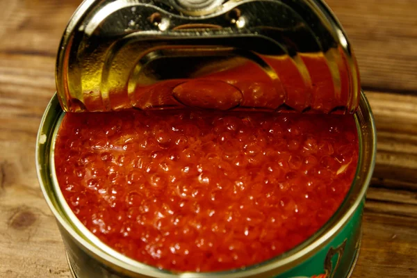 Lata Aberta Com Caviar Vermelho Mesa Madeira — Fotografia de Stock