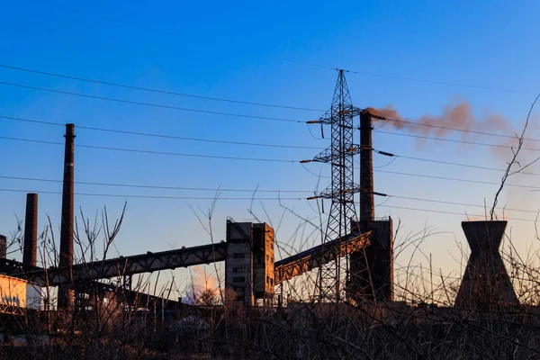 Blick Auf Eine Alte Fabrik Mit Pfeifen Mit Rauch Luftverschmutzung — Stockfoto