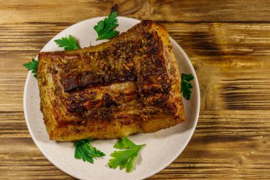 Ahşap bir masada pişmiş domuz göbeği. Üst görünüm