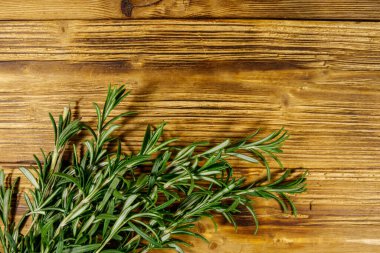 Tahta bir masada taze biberiye. Üst görünüm