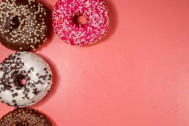 Pembe arka planda lezzetli çörekler. Üst görünüm, alanı kopyala