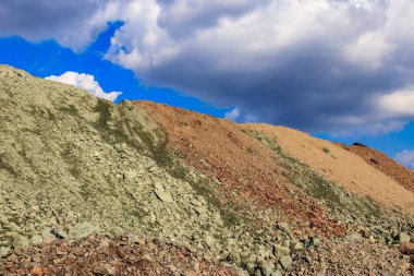 Demir cevheri yığınlarının manzarası. Madencilik endüstrisi