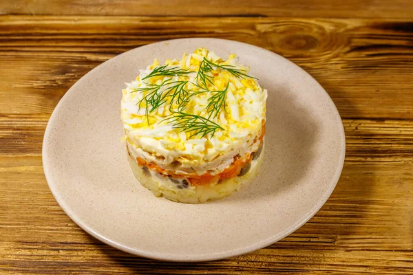 Lekker Gelaagde Salade Met Aardappelen Kipfilet Gemarineerde Champignons Wortelen Eieren — Stockfoto