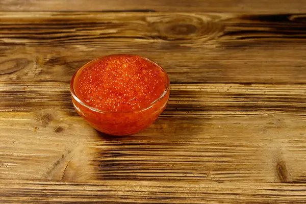 Roter Kaviar Glasschale Auf Holztisch — Stockfoto