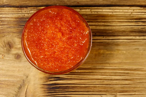 Caviar Rojo Tazón Vidrio Sobre Una Mesa Madera Vista Superior — Foto de Stock