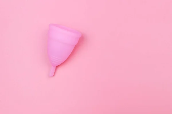 Rosa Wiederverwendbare Silikon Menstruationstasse Auf Rosa Hintergrund Draufsicht Kopierraum Konzept — Stockfoto