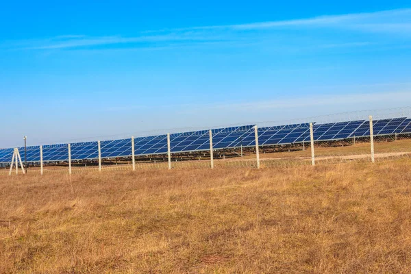 太陽光発電所の太陽光パネルの行 革新のための太陽電池モジュール代替エネルギー — ストック写真