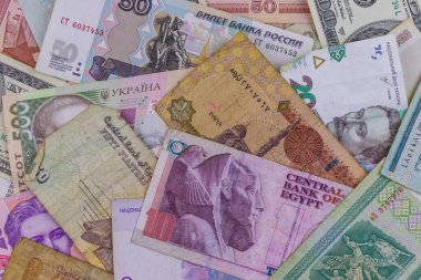 ABD dolarları, Rus rublesi, Beyaz Rusya rublesi, Mısır sterlini ve Ukrayna hrivniası