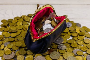 Beyaz ahşap arka planda sikke ile deri değişim çantası