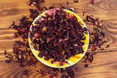 Ahşap masada kurutulmuş ebegümeci (karcade, Roselle)