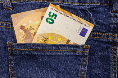 Kot pantolonun cebinde 50 Euro.