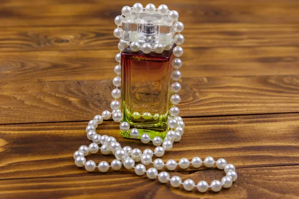 Bouteille Parfum Collier Perles Sur Fond Bois — Photo