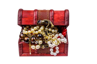 Beyaz arka planda saklı mücevher ve aksesuarlarla dolu eski bir hazine sandığı.