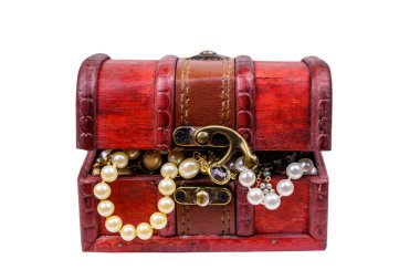 Beyaz arka planda saklı mücevher ve aksesuarlarla dolu eski bir hazine sandığı.