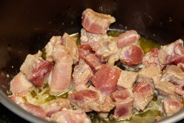 Yavaş ateşte pişen domuz eti.