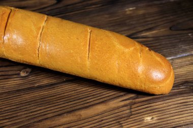 Fransız ekmeği ahşap masada.