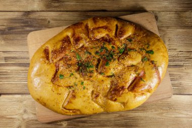 Tahta üzerinde tahta kesme tahtasında pide ekmeği. Üst görünüm