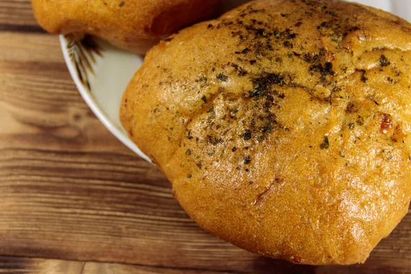 Pão Fresco Ciabatta Uma Chapa Mesa Madeira — Fotografia de Stock