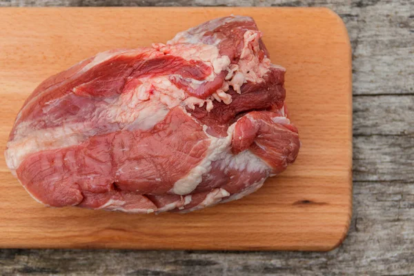 在乡村餐桌上的砧板上生猪肉 顶部视图 — 图库照片