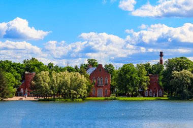 Puşkin, Rusya 'daki Tsarskoye Selo' daki Catherine parkındaki Big Pond 'da bir deniz kuvvetleri.
