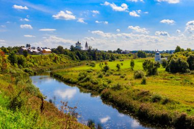Suzdal kasabası ve Rusya 'daki Kamenka nehri manzarası. Rusya 'nın altın yüzüğü