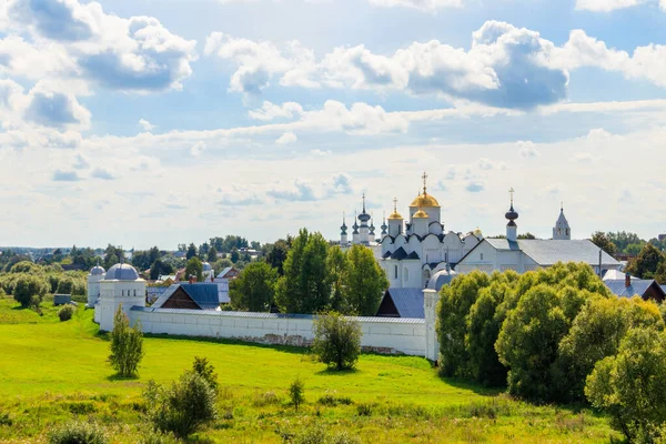 ロシアのスズダルにある交差点 Pokrovsky 修道院の眺め — ストック写真