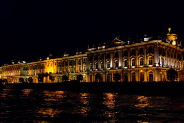 St. Petersburg, Rusya 'daki Winter Palace' ın gece manzarası. Neva nehrinin manzarası