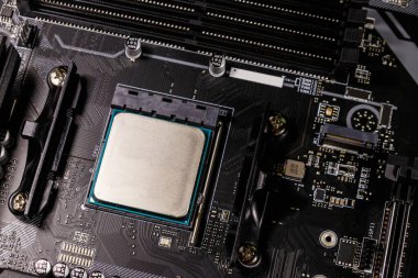 Cpu yüklü modern bir bilgisayar anakartının yakın çekimi. Elektronik bilgisayar donanım teknolojisi