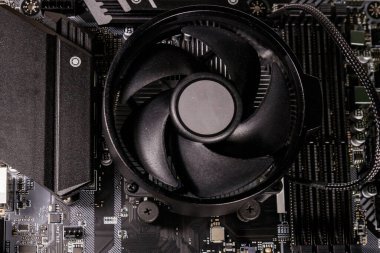 Cpu ve soğutuculu modern bir bilgisayar ana kartının yakın çekimi. Elektronik bilgisayar donanım teknolojisi